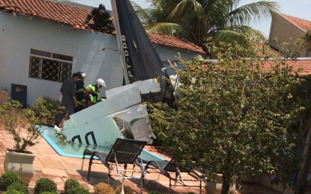 В Бразилии легкомоторный самолет упал на жилой дом.