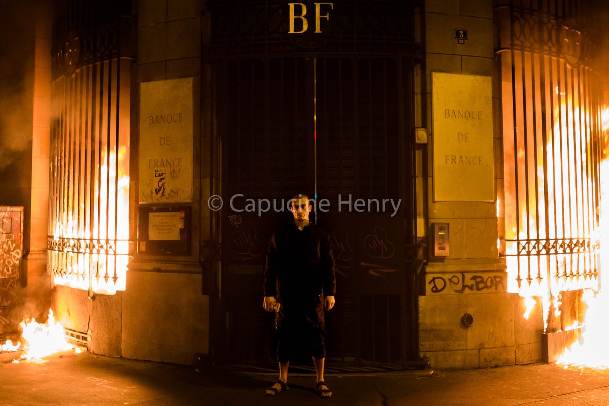художник из РФ Петр Павленский поджег здание Банка Франции
