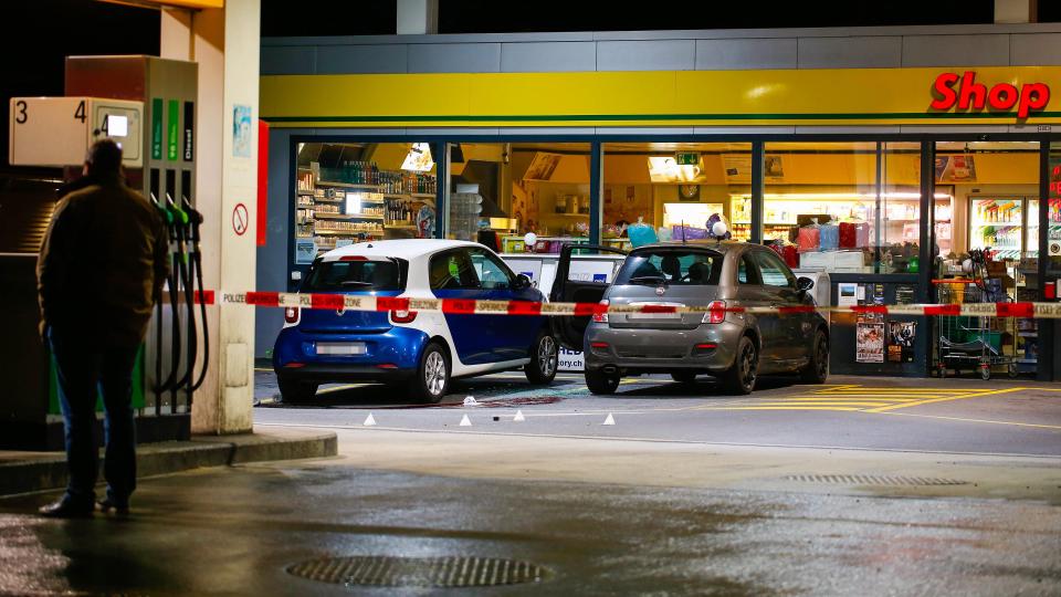Подросток напал с топором на людей в швейцарском районе Флумс