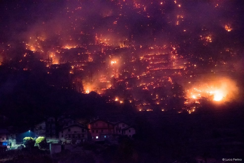 Сильные лесные пожары на севере Италии