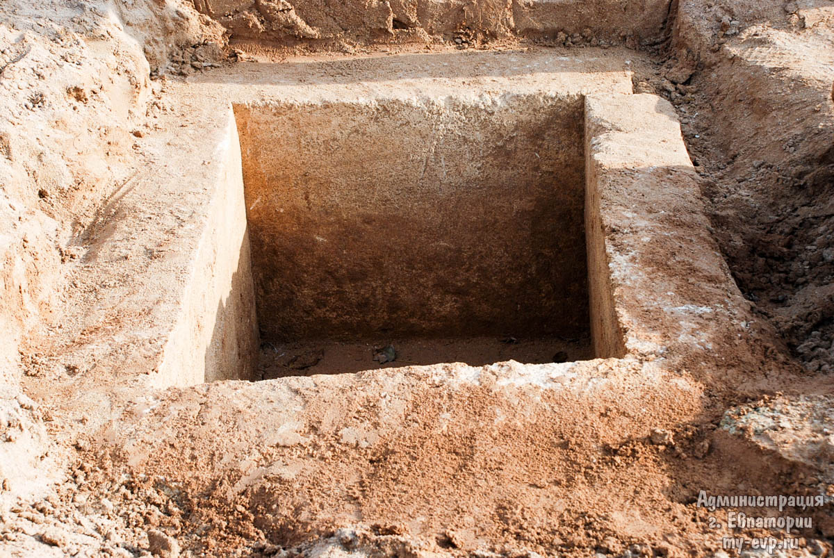 На пляже в Евпатории нашли древнюю могилу
