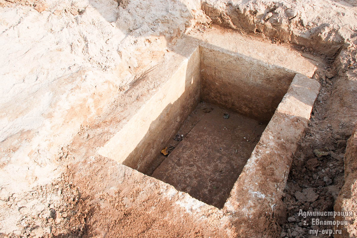 На пляже в Евпатории нашли древнюю могилу