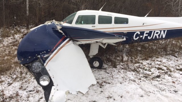 самолет совершил аварийную посадку на трассе