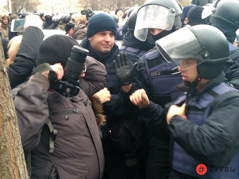 Слезоточивый газ против сторонников Саакашвили