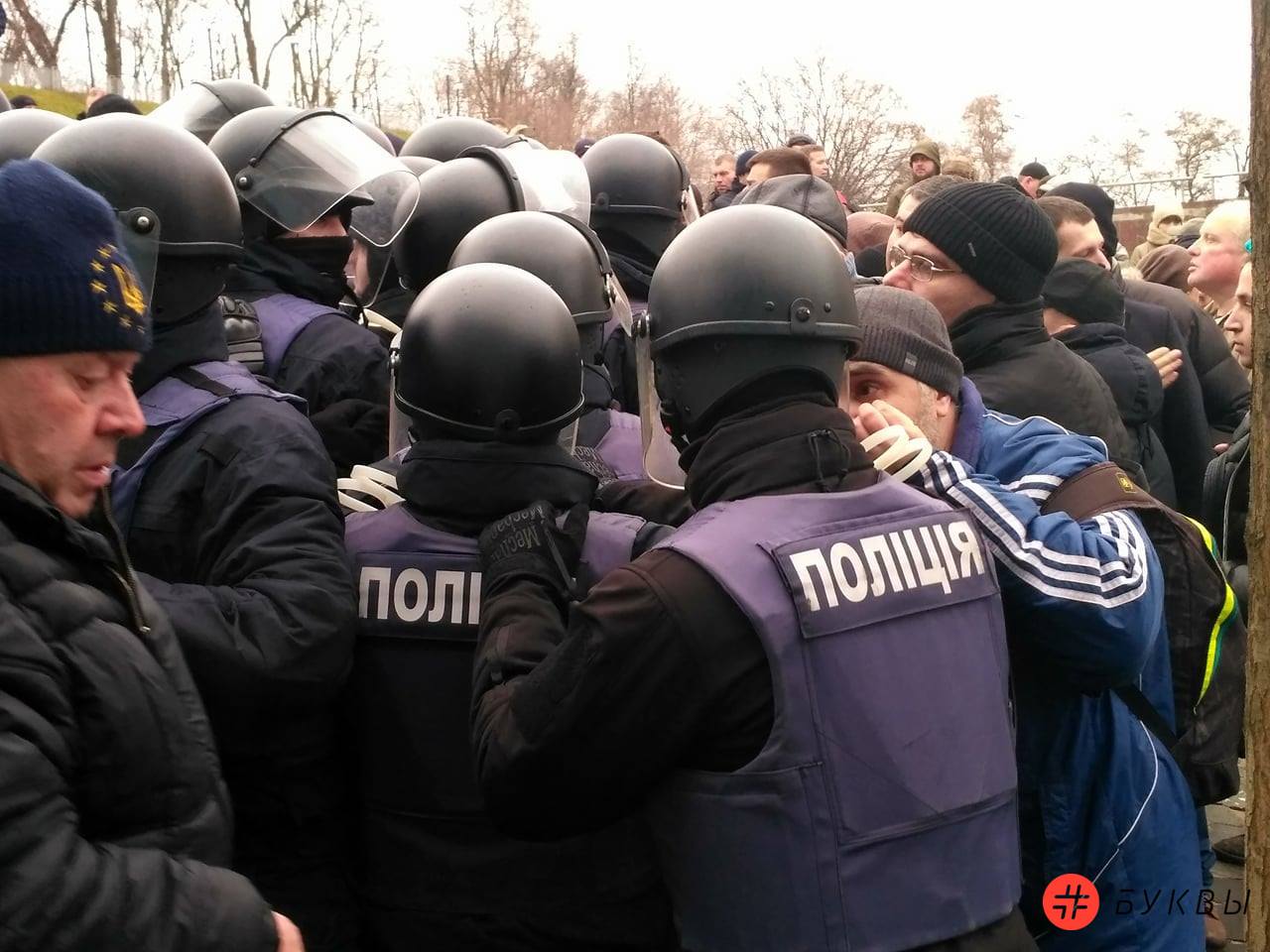 Слезоточивый газ против сторонников Саакашвили_01