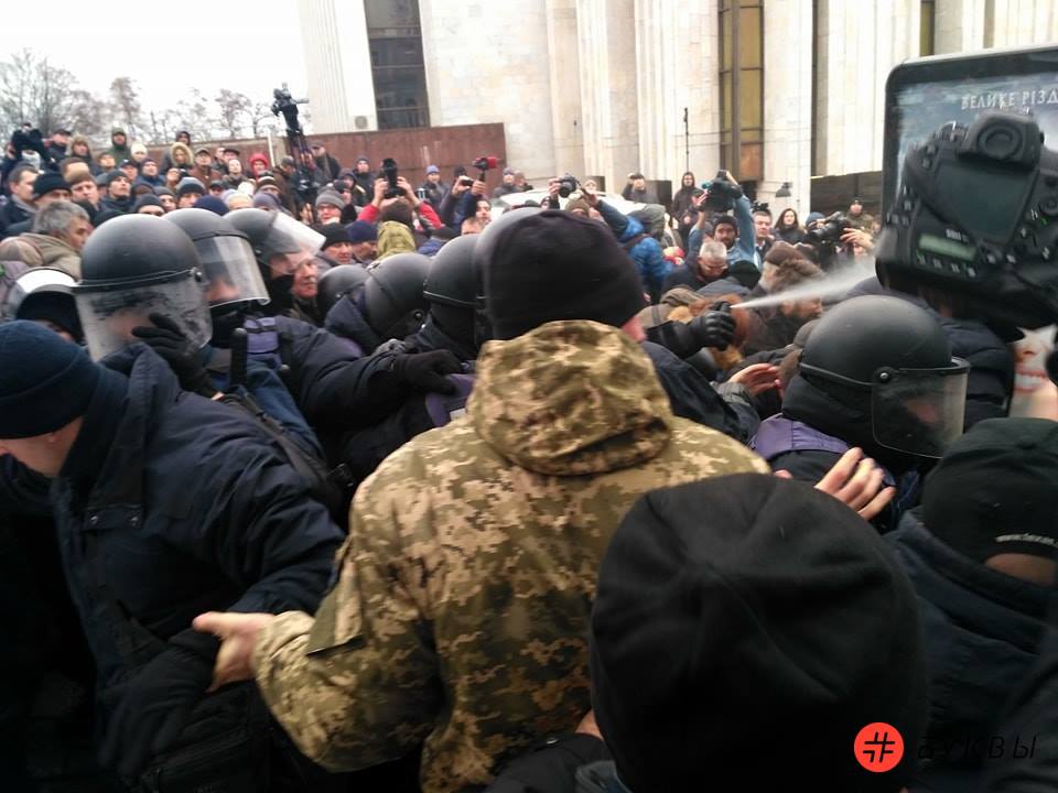 Слезоточивый газ против сторонников Саакашвили_02