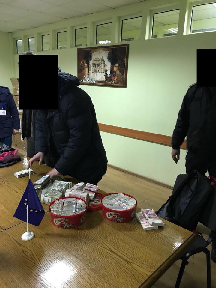 Таможенники обнаружили валюту в коробках из-под конфет