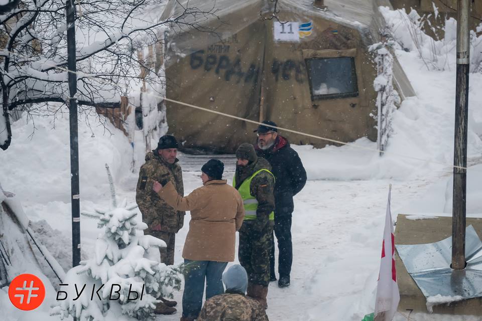 Палатки Саакашвили, снег_01