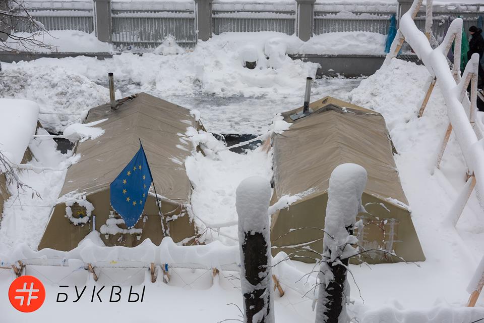 Палатки Саакашвили, снег_03