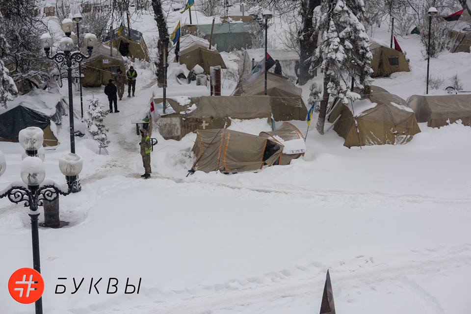 Палатки Саакашвили, снег_01
