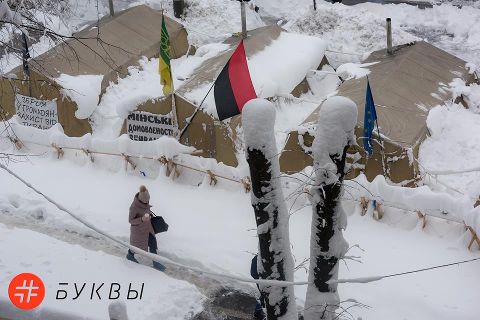 Палатки Саакашвили, снег_02
