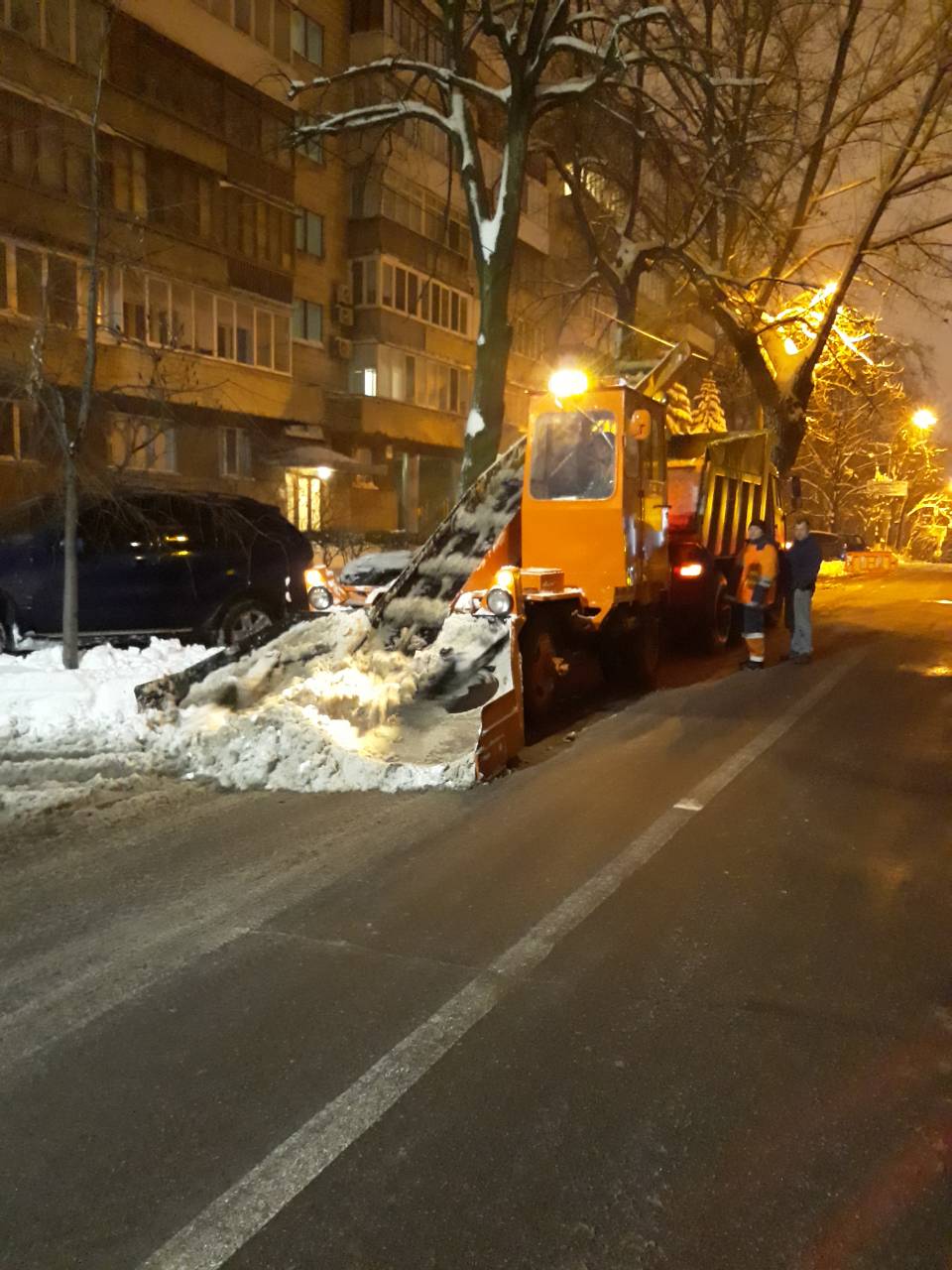 В Киеве улицы расчищают от снега