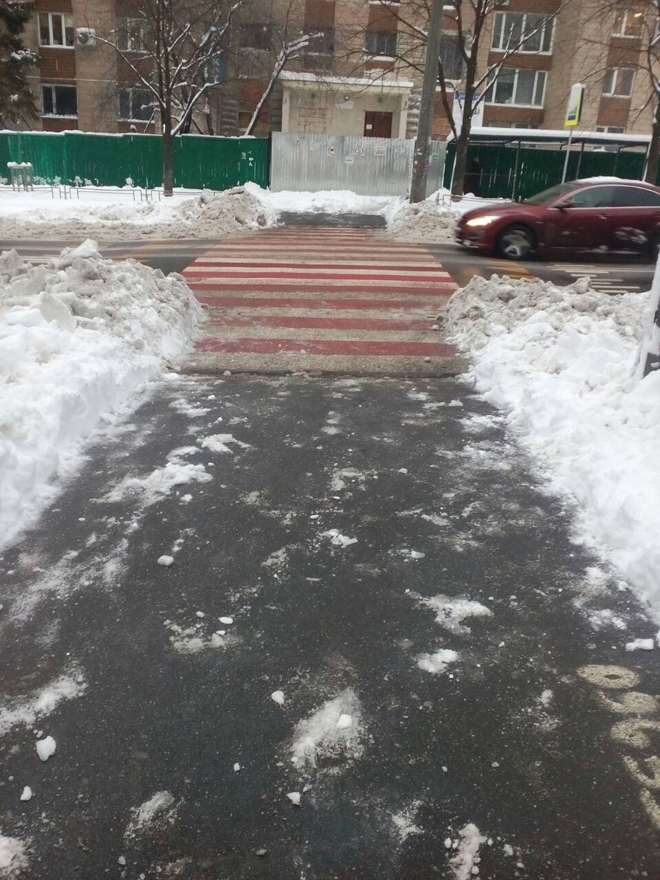 В Киеве улицы расчищают от снега