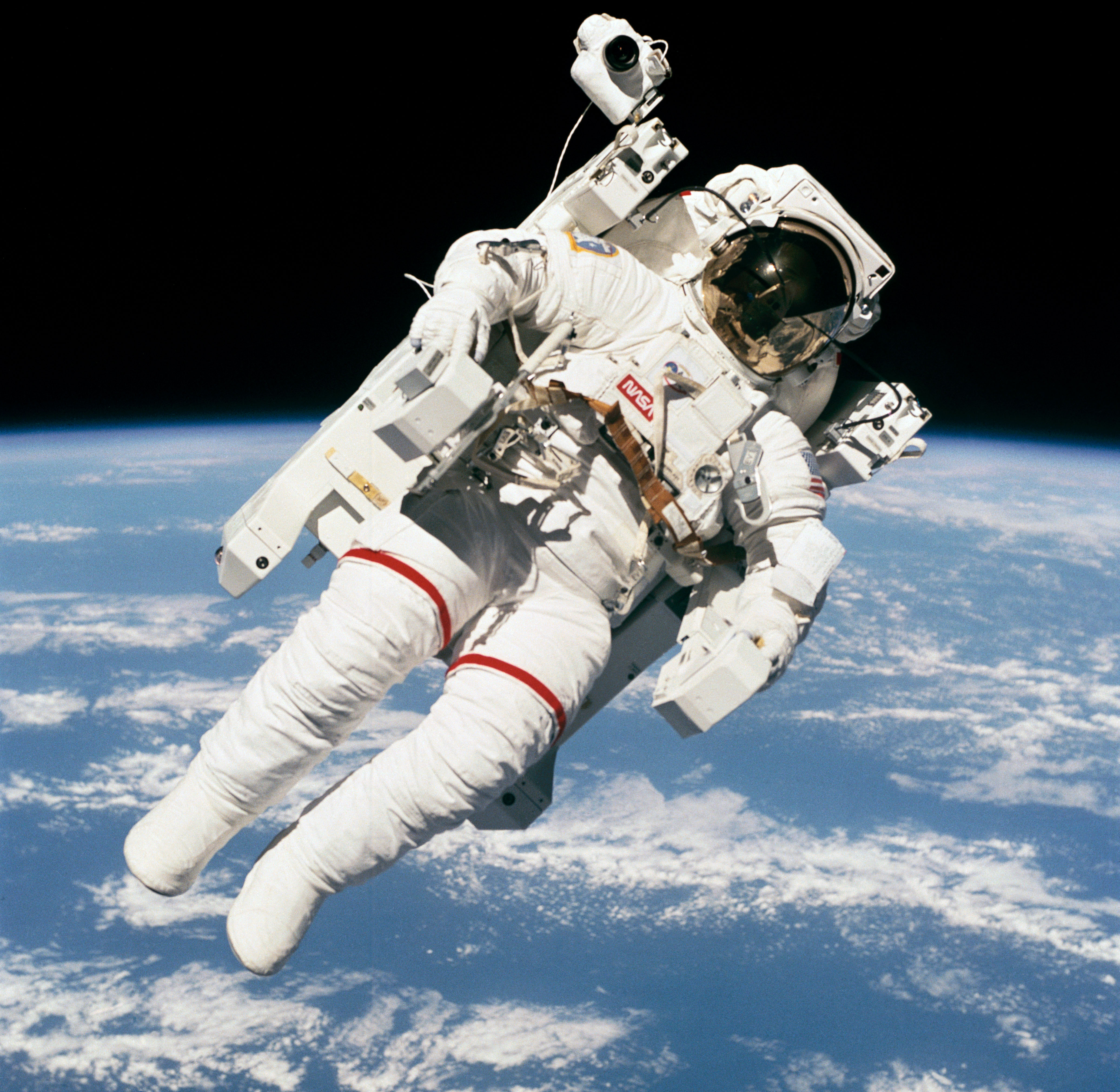 Первый астронавт вышедший в космос. Астронавт Брюс Маккэндлесс. Астронавт Брюс Маккэндлесс в открытом космосе. Астронавт Брюс Маккэндлесс II. Астронавт Брюс Маккэндлесс в открытом космосе фото.