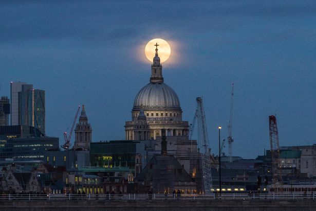 SWNS SUPERMOON LONDON 03