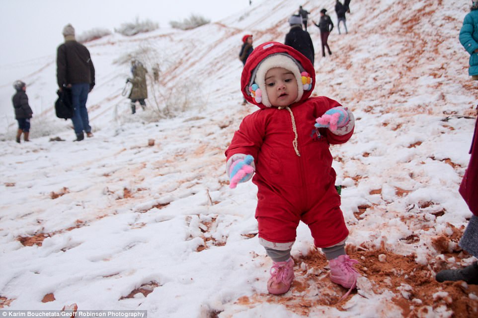 В Сахаре в очередной раз выпал снег.