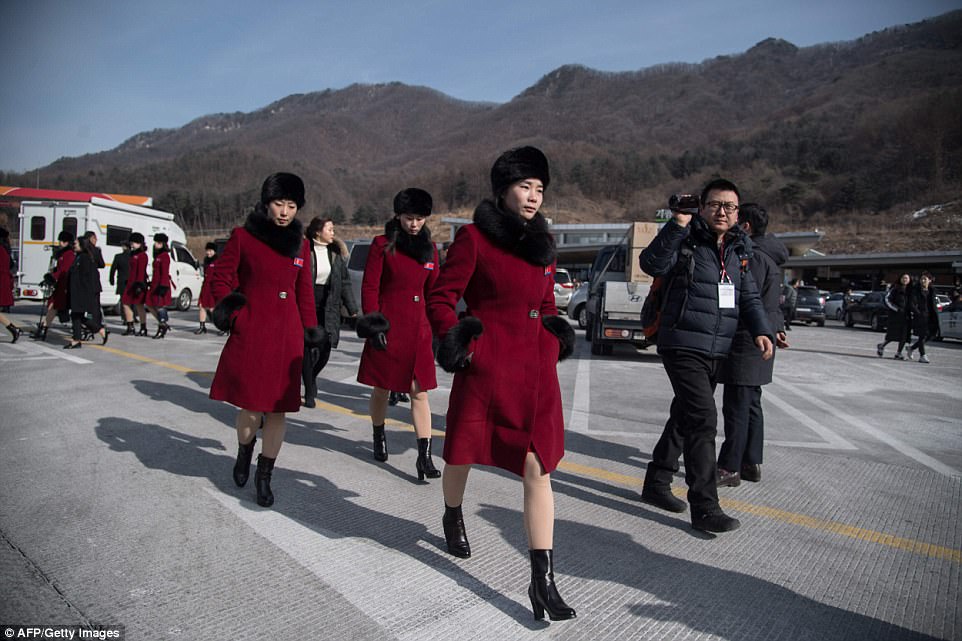 Группа болельщиц КНДР в Южной Корее.