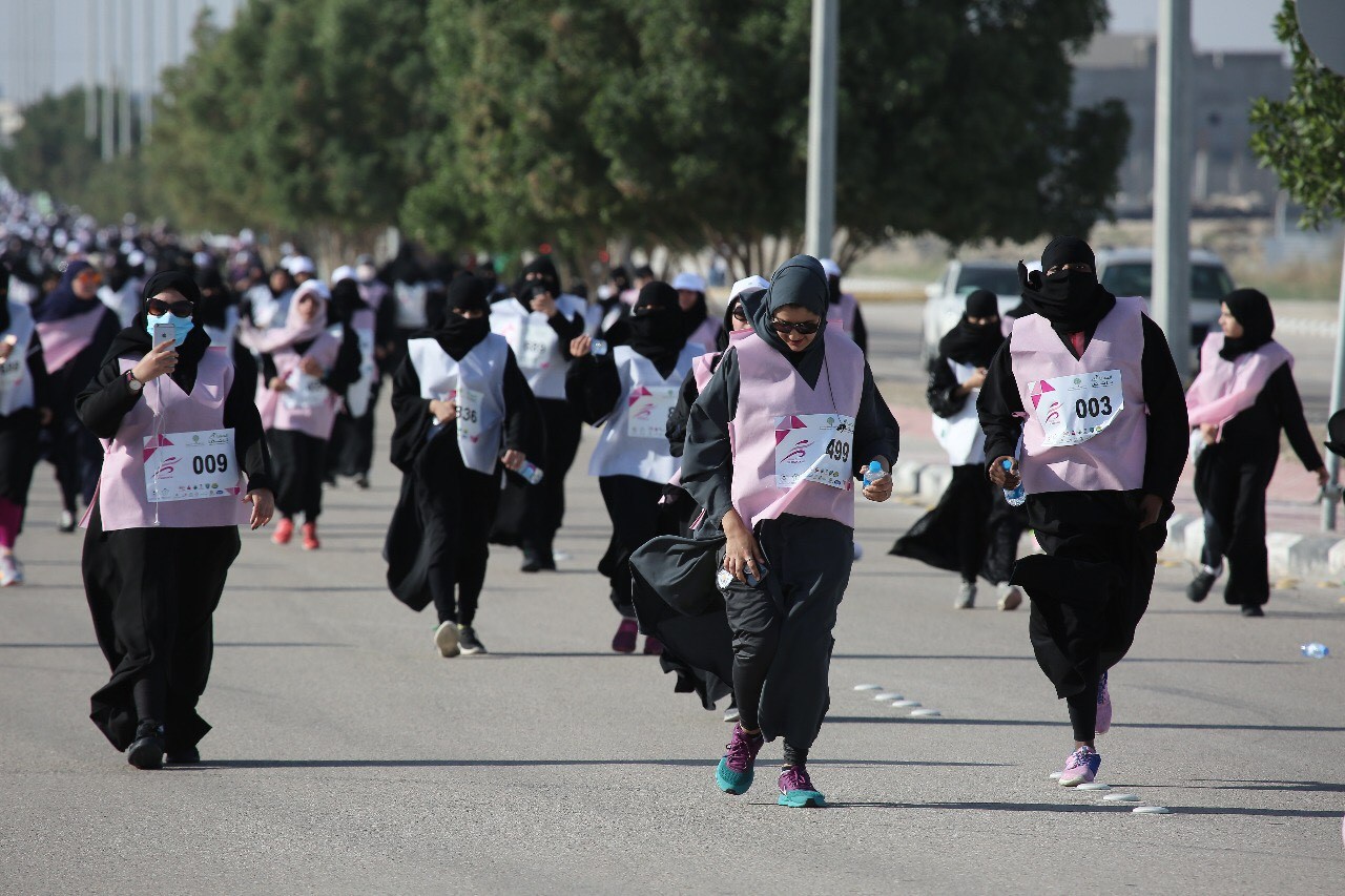 Первый марафон среди женщин в Саудовской Аравии.