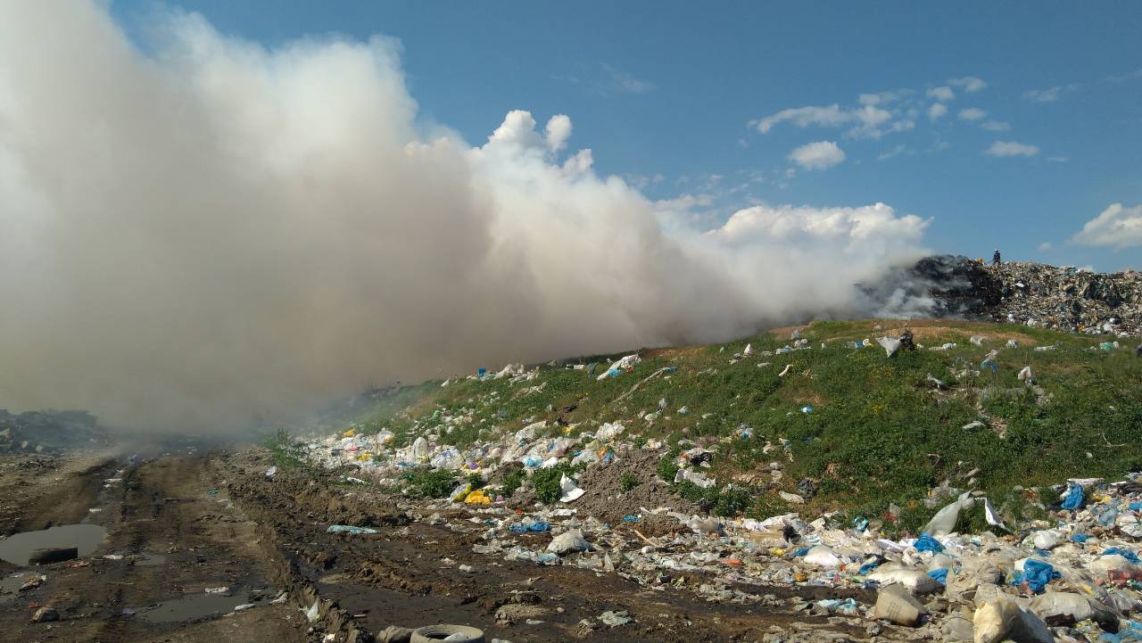 Пожар на мусорной свалке под Днепром.