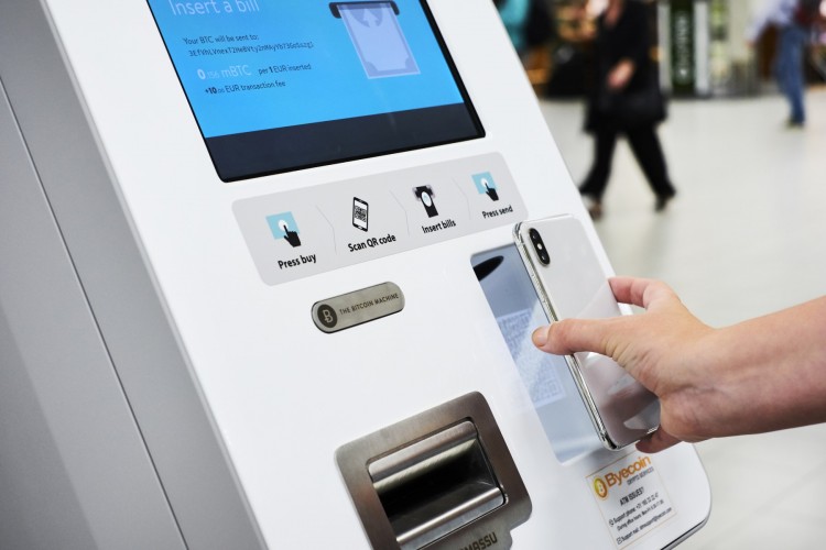 Новый банкомат в аэропорту Амстердама.