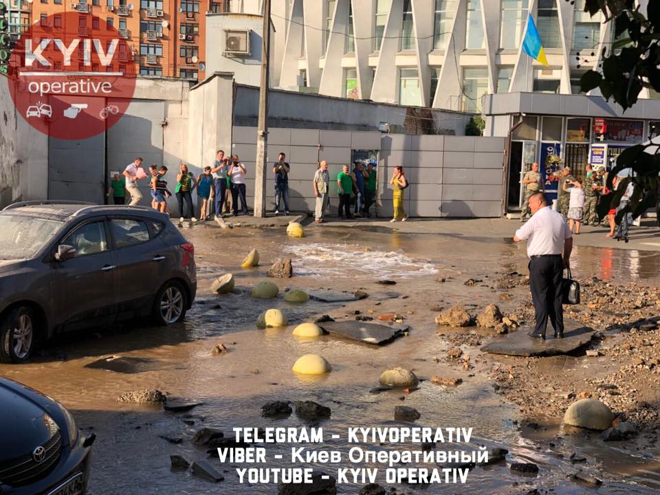 прорыв трубы в Киеве