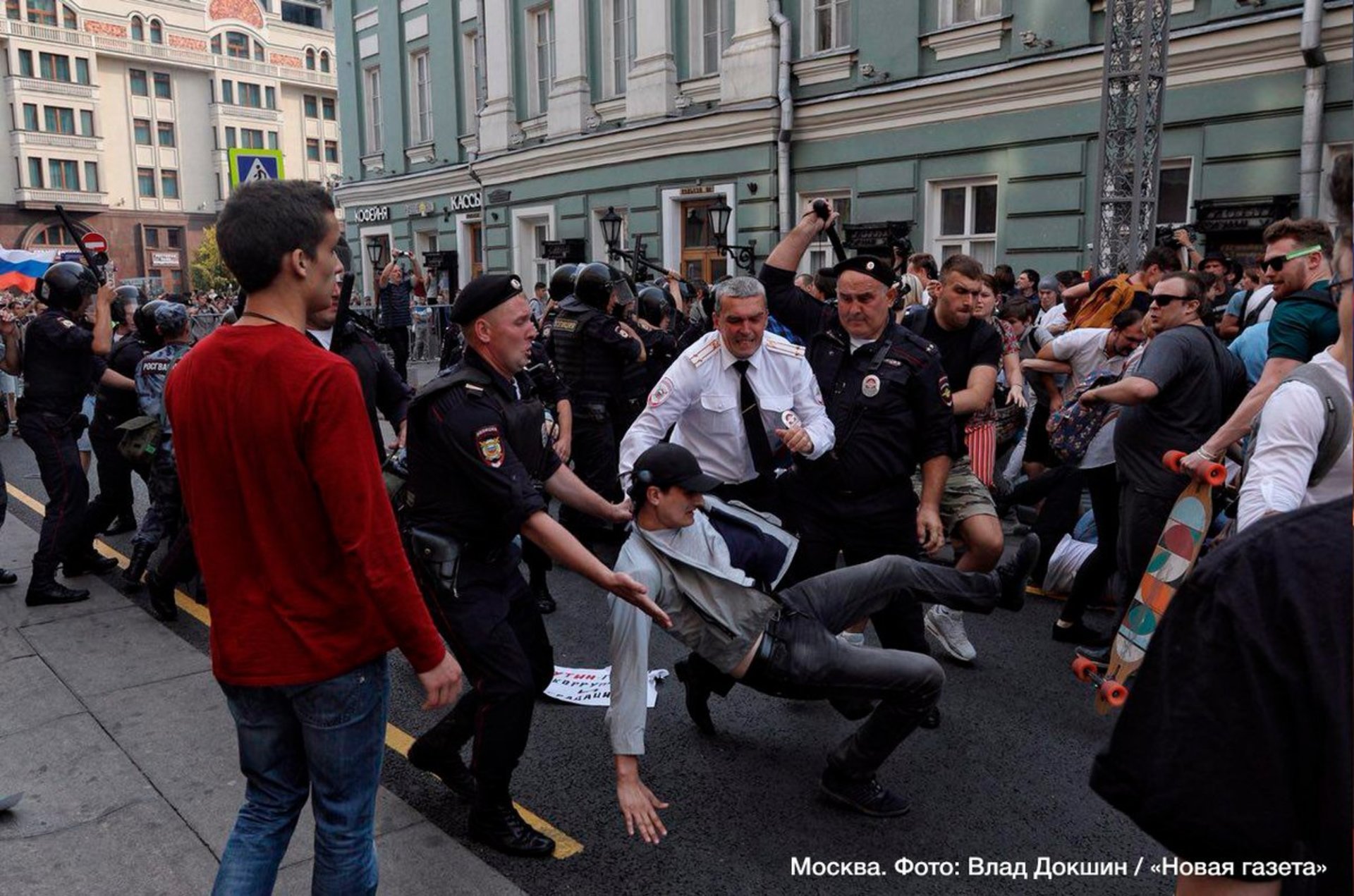 Люди после митинга. Протесты в Москве.