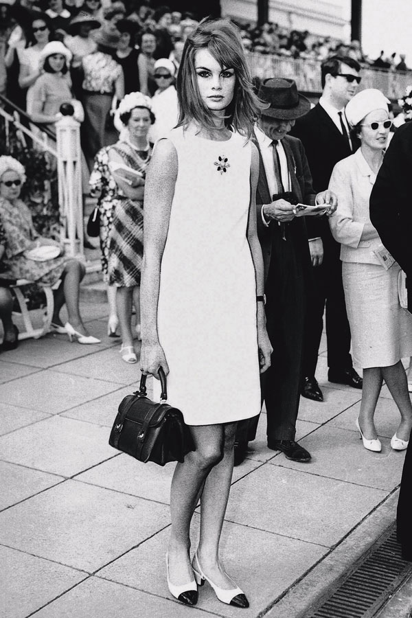 9 Английская супермодель Джин Шримптон в мини платье на скачках в Мельбурне в 1965 году