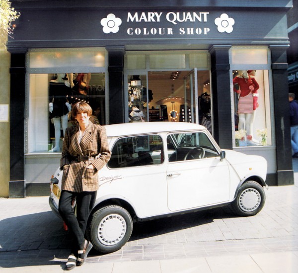 9 Мэри Куант cо своей мини напротив собственного магазина