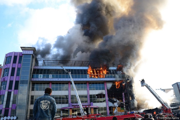 пожар в тц в Баку