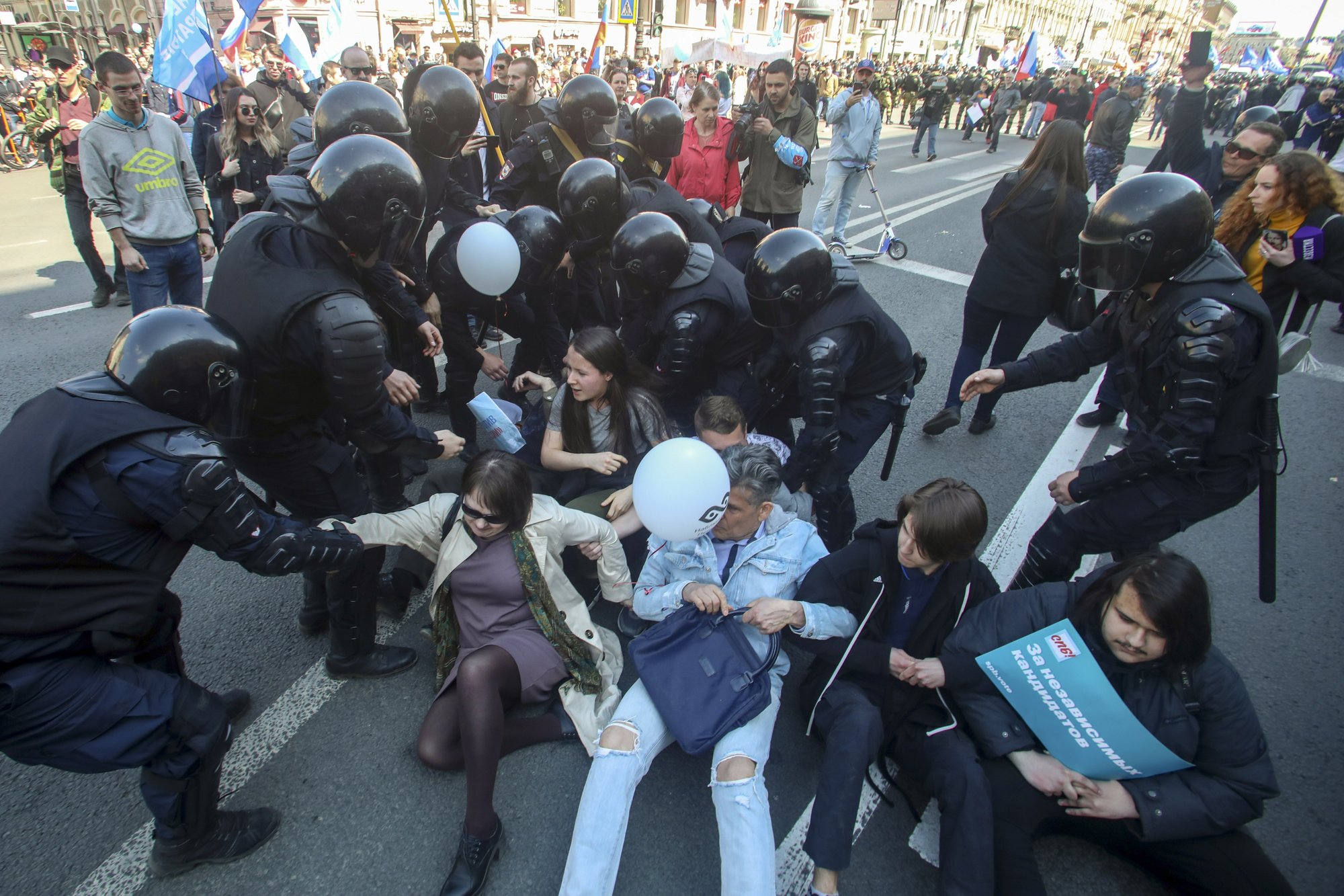 Демонстрация разогнать. Разгон митинга в Питере. Разгон демонстрантов в Москве. Митинги шествия.