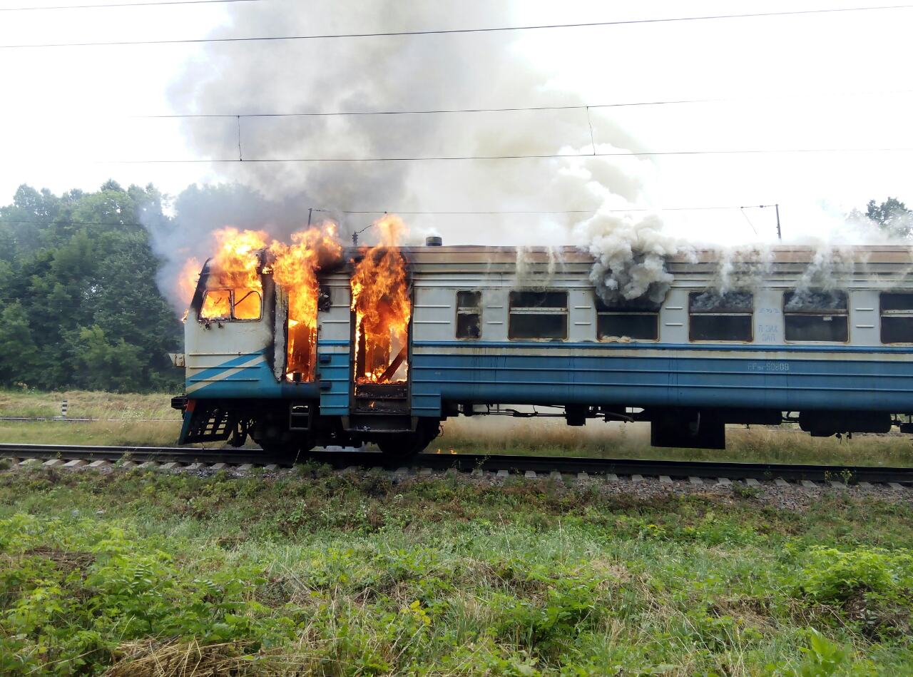 При пожаре в вагоне поезда. Украинские поезда. Горящий Железнодорожный вагон.