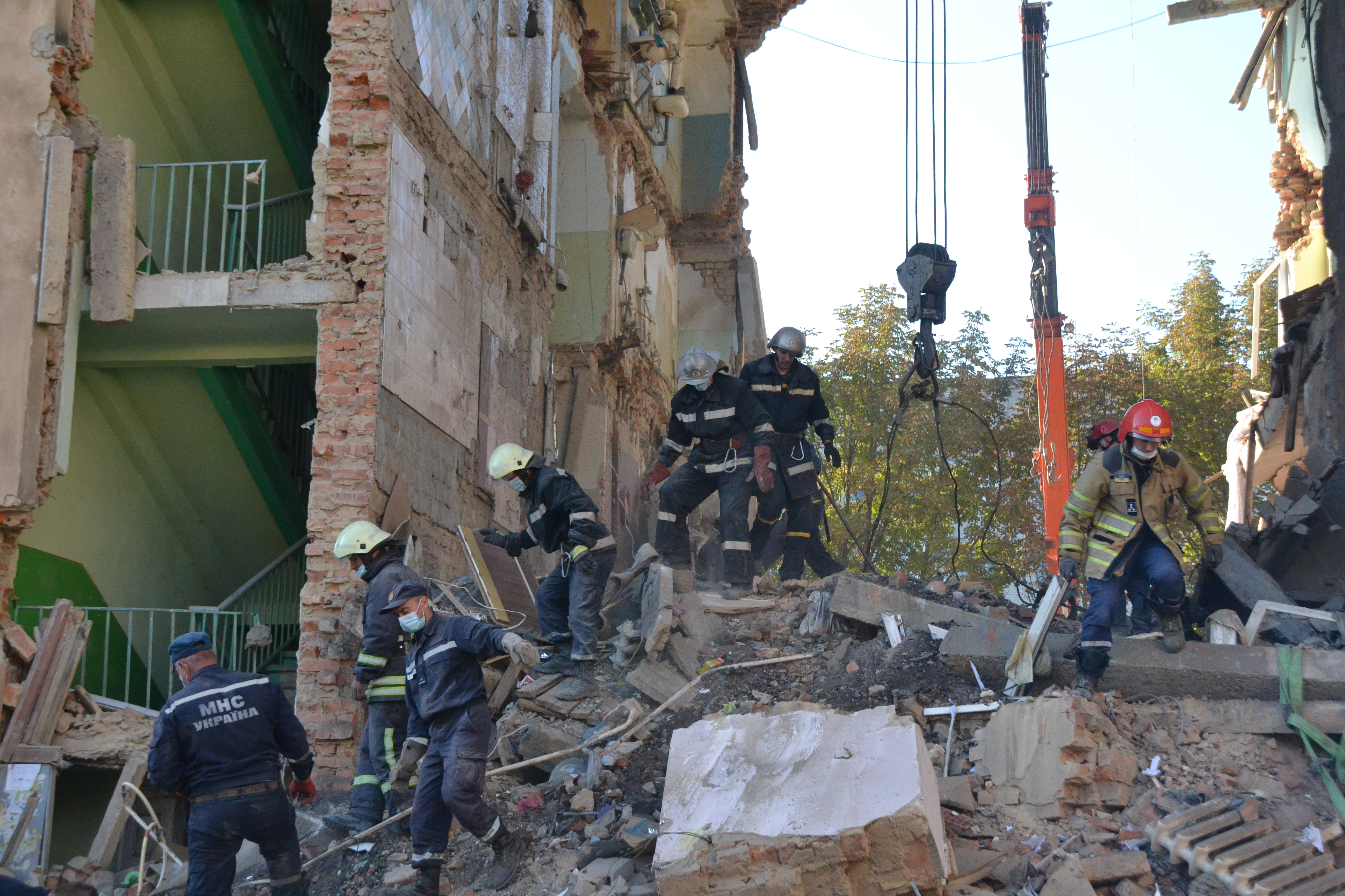 Разбор завалов. Обрушение жилых домов. Спасатели разбирают завалы. Обрушение здания при землетрясении.